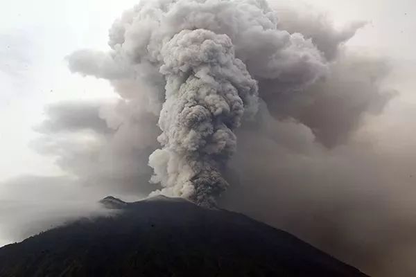 印尼火山噴發(fā)導致多名中國游客滯留事件引發(fā)關注