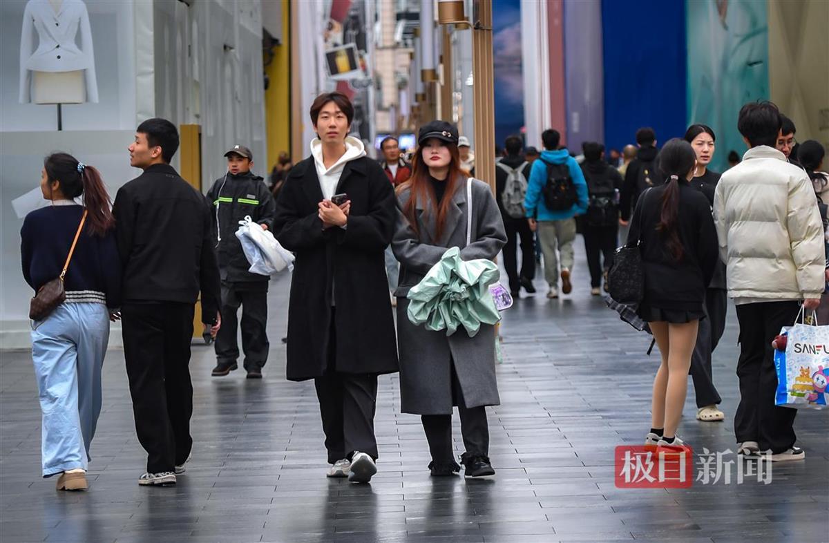 一夜入冬,，武漢市民頂風(fēng)穿冬裝前行